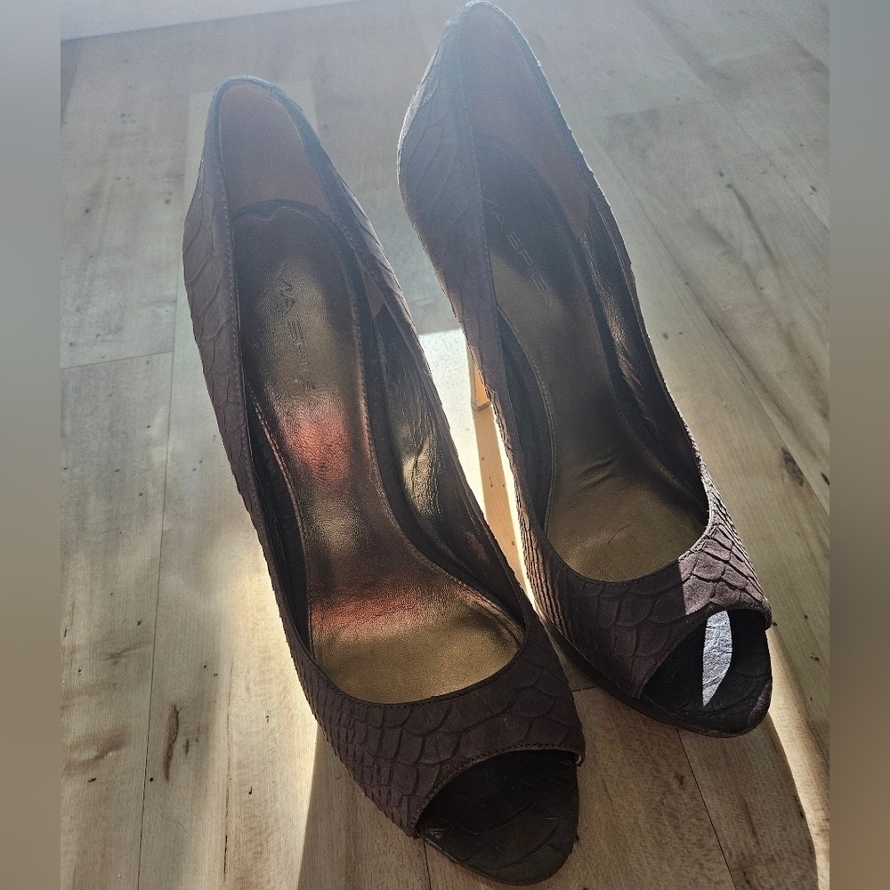 Elegant Peep-Toe Heels by Via Spiga - Picture 3 of 9